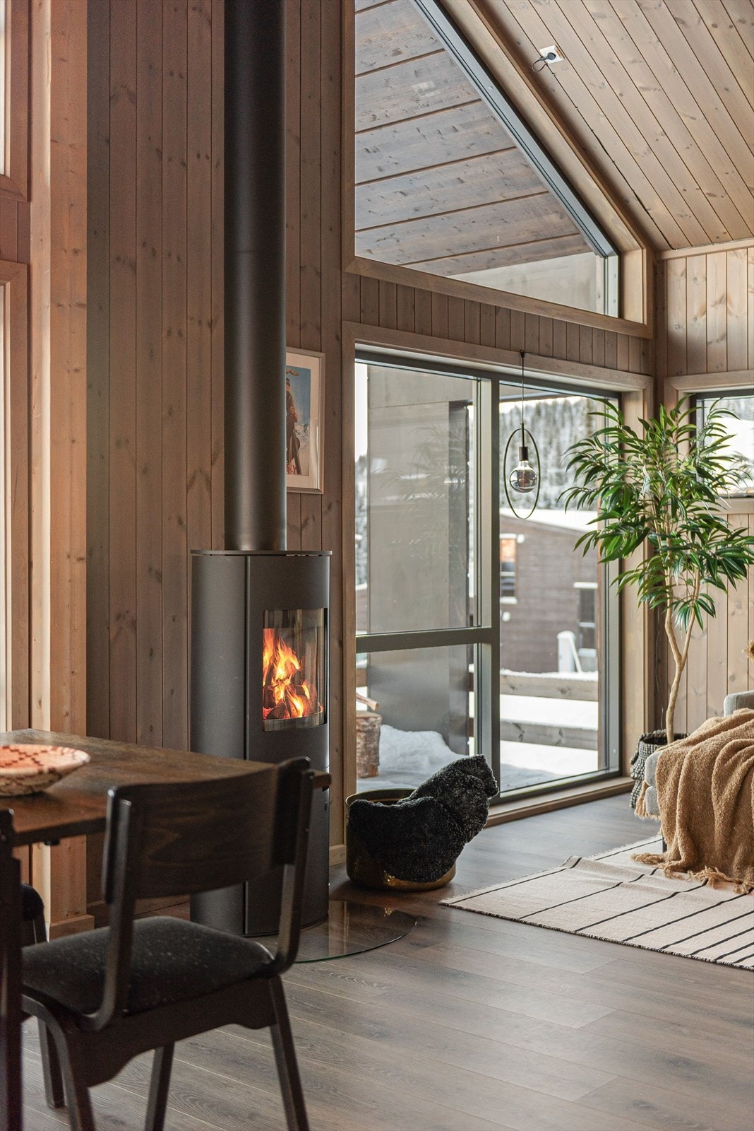 En moderne peisovn sørger for effektiv varme og hygge på kalde dager. Galleribilde