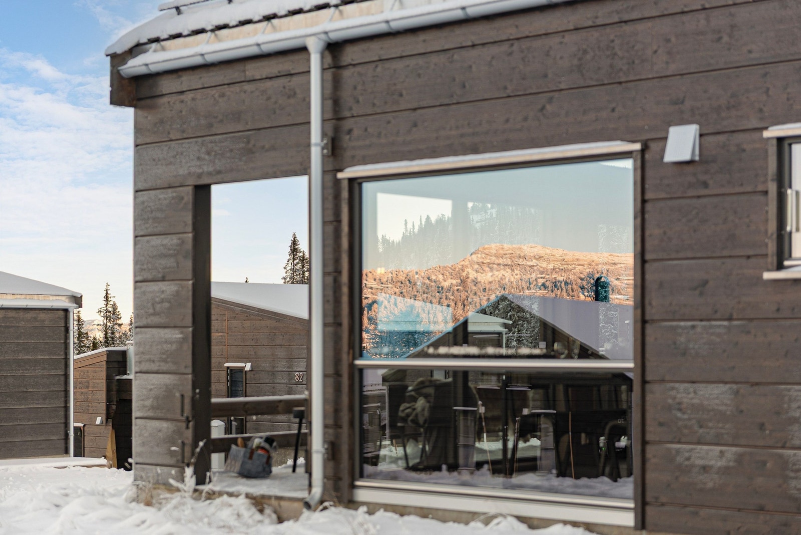 Refleksjoner av fjellandskapet i vinduene. Galleribilde