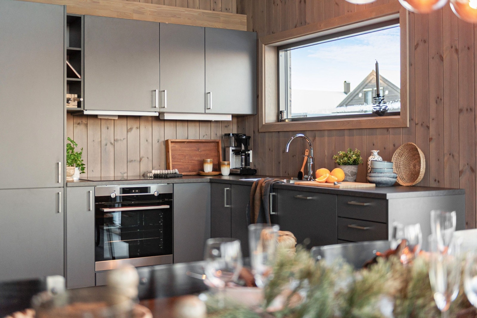 Kjøkkenet har en moderne innredning med glatte fronter og laminert benkeplate. Galleribilde