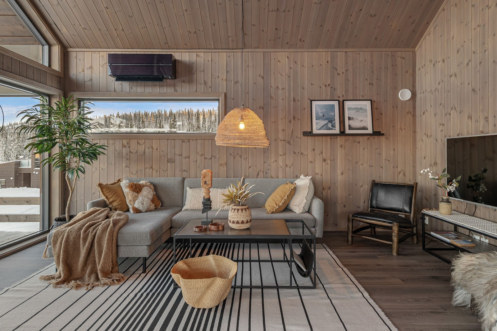 Gjennomgående panel på vegger og i tak skaper en helhetlig og lun følelse. Galleribilde