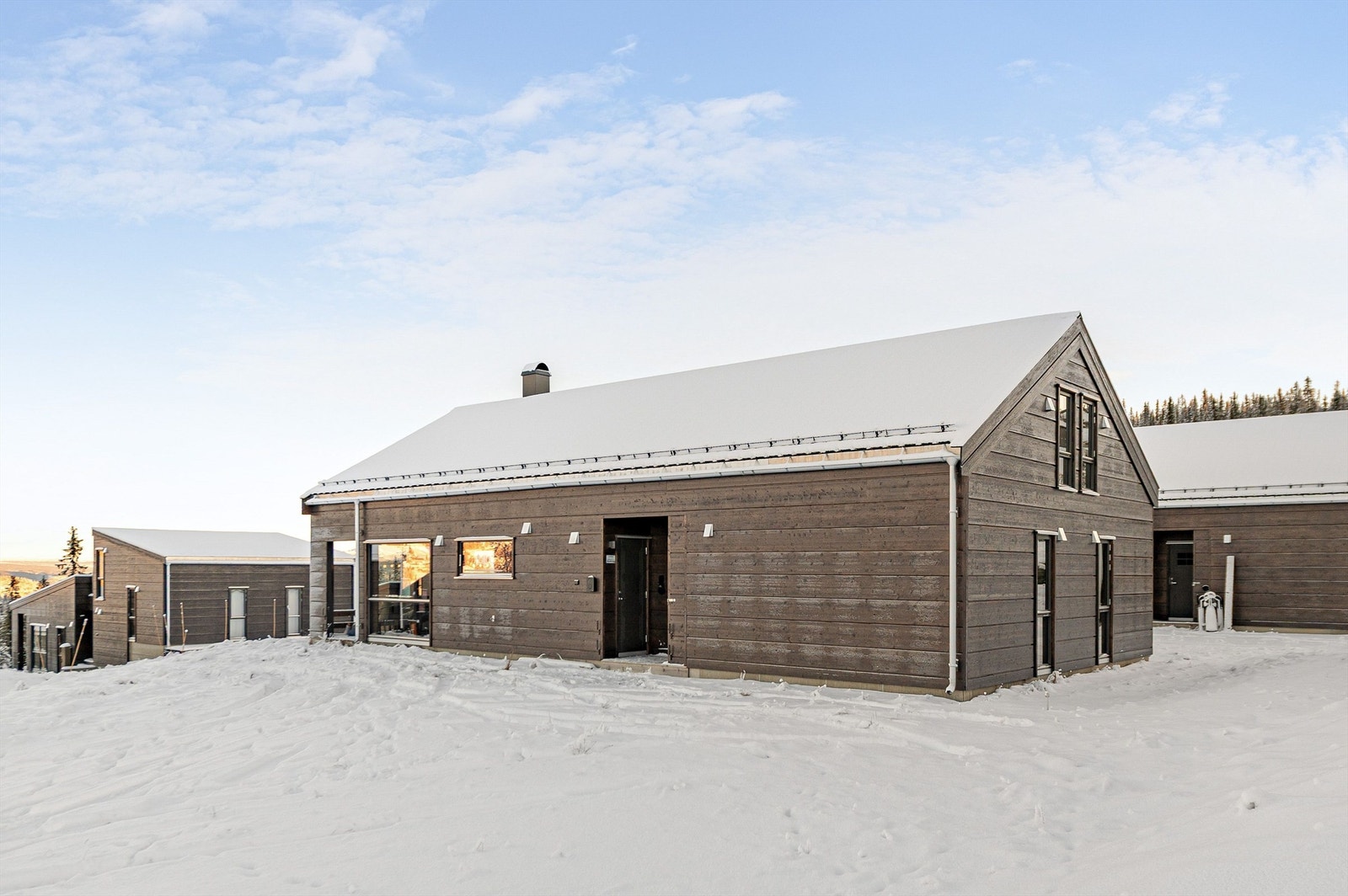 Taket er tekket med tretak, som passer godt inn i fjellmiljøet. Galleribilde