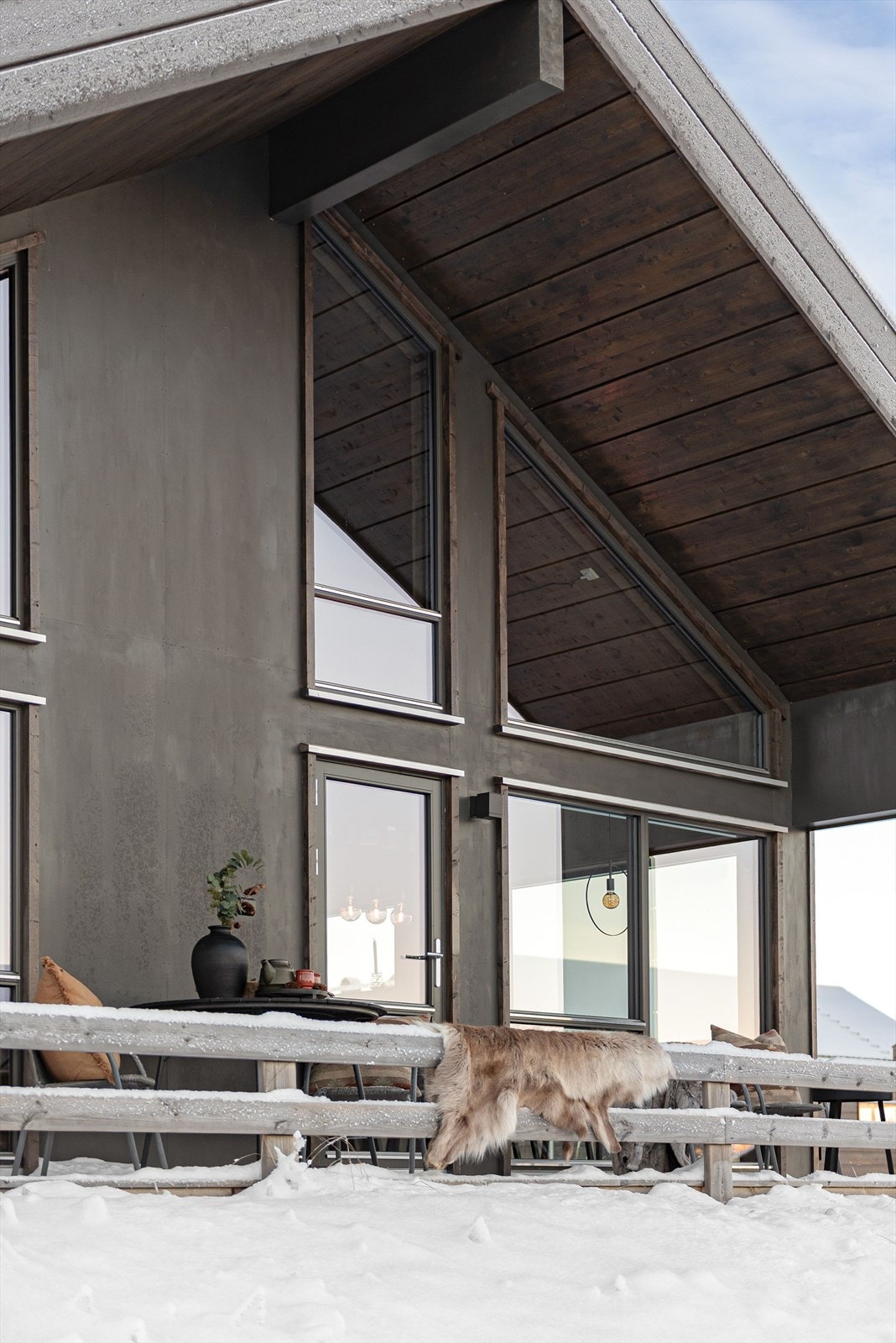 Store vindusflater gir en god forbindelse mellom inne- og uteområdene. Galleribilde