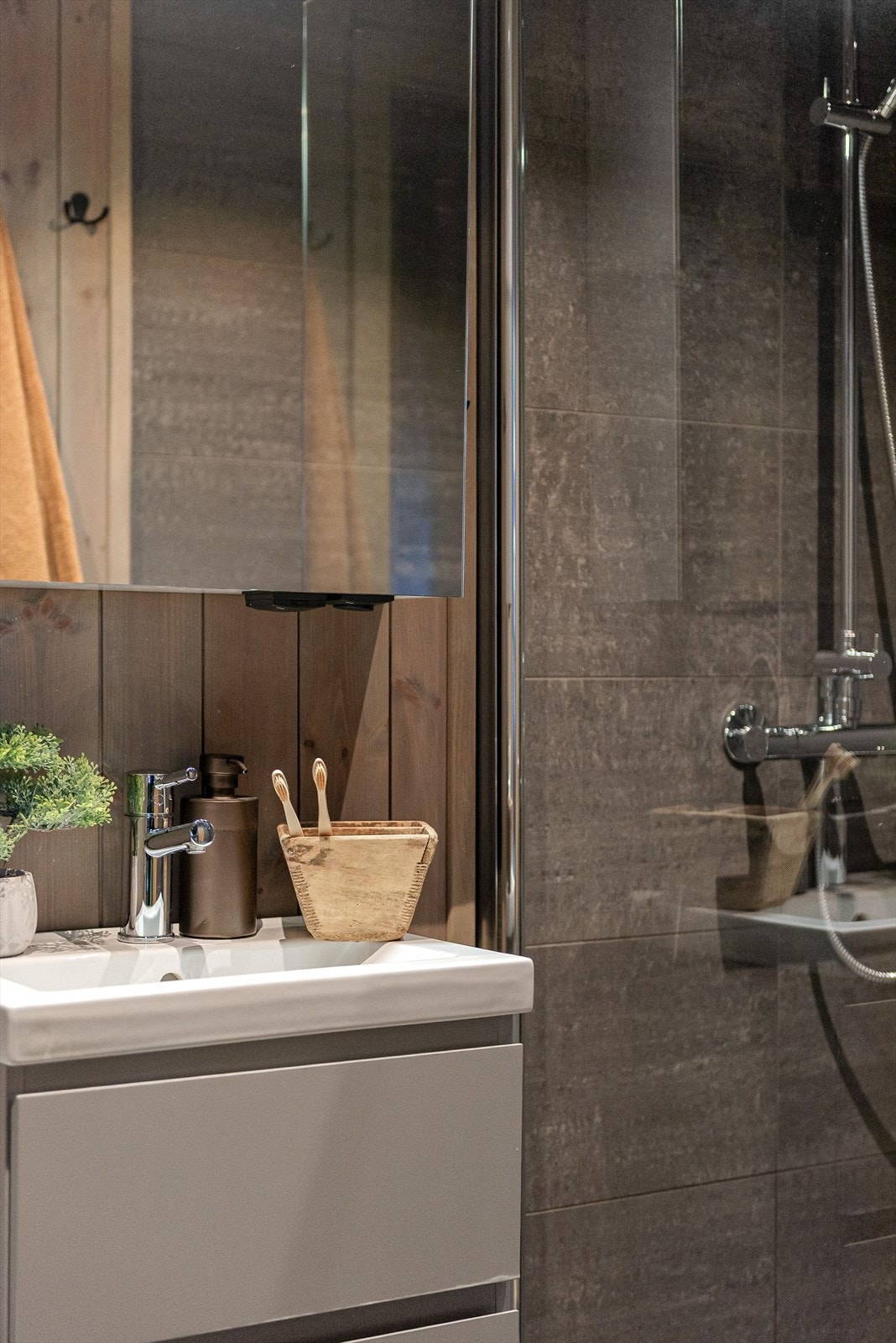 Innredningen inkluderer servant med underskap og speil med belysning. Galleribilde