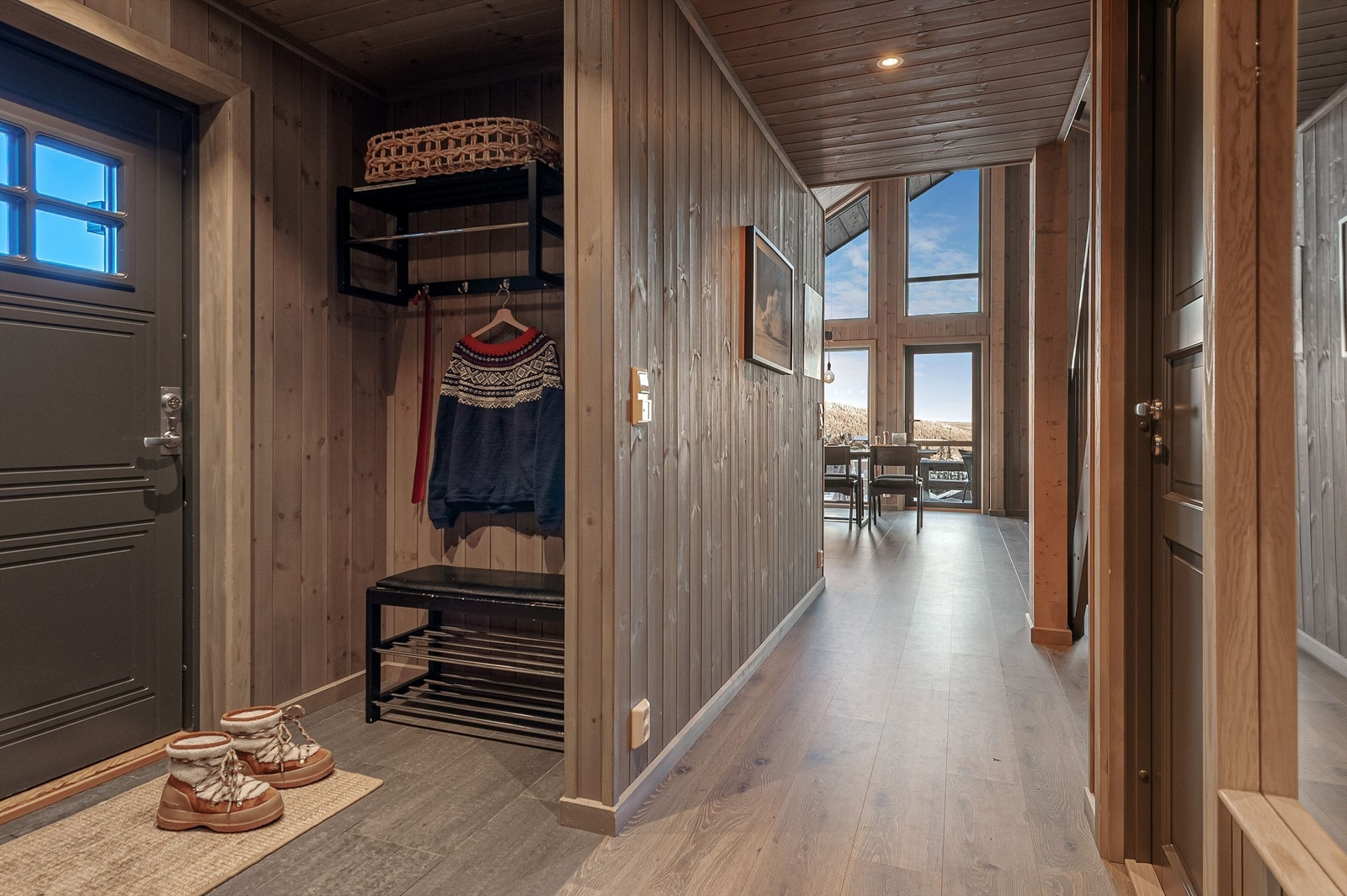 Fra entreen åpner hytta seg opp mot det sosiale allrommet. Galleribilde