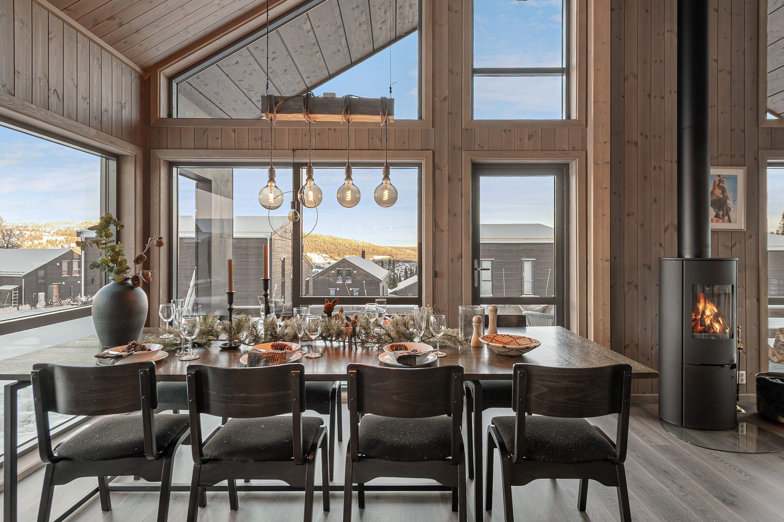 Her er det god plass for felles måltider etter en aktiv dag i fjellet. Galleribilde