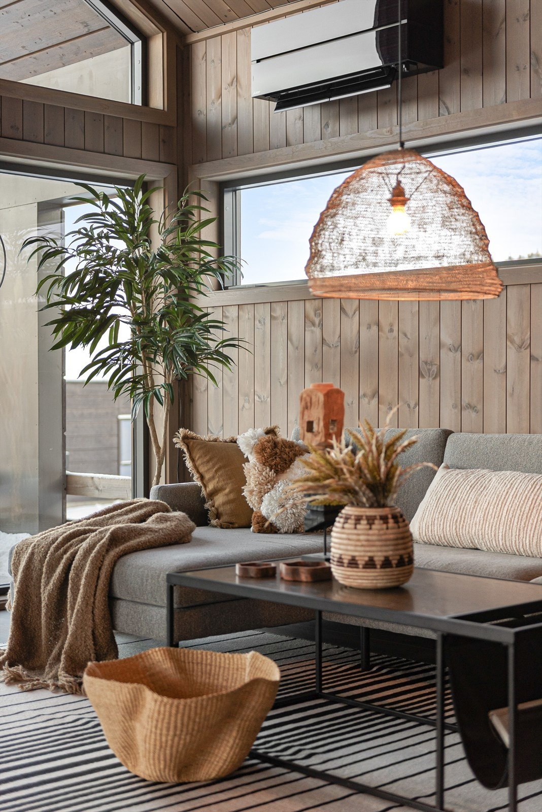 Oppvarming skjer effektivt via en luft-til-luft-varmepumpe, i tillegg til gulvvarme. Galleribilde