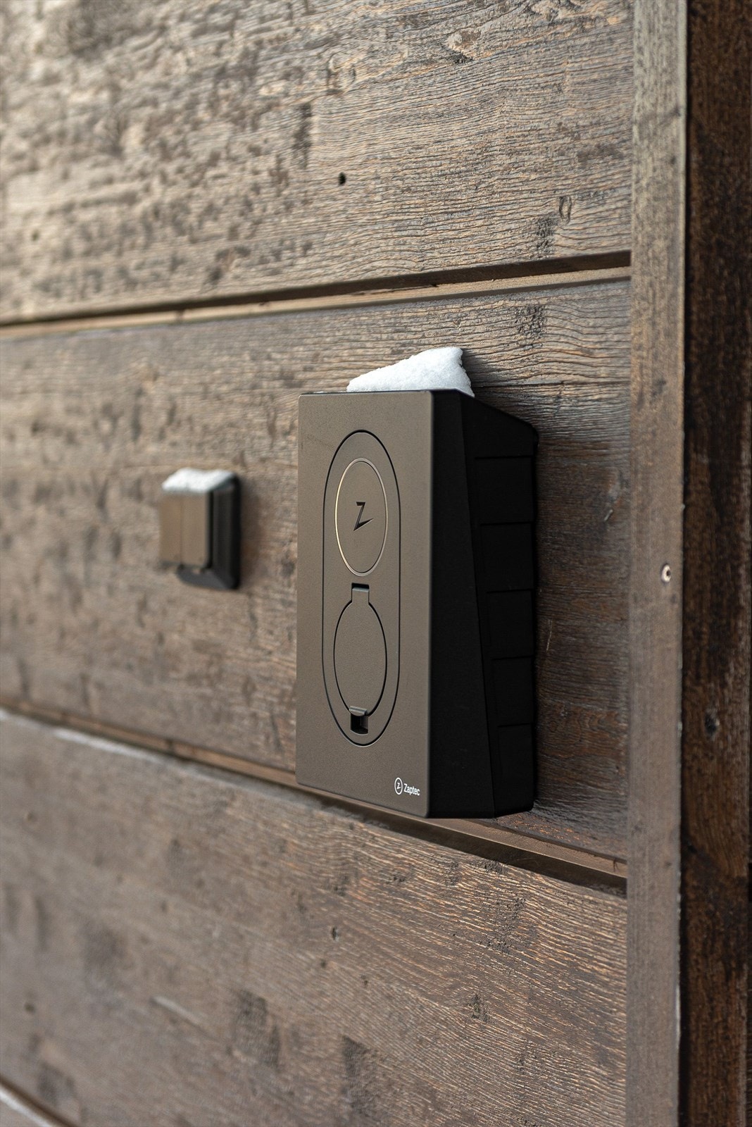 Det er installert lader for elbil på ytterveggen. Galleribilde