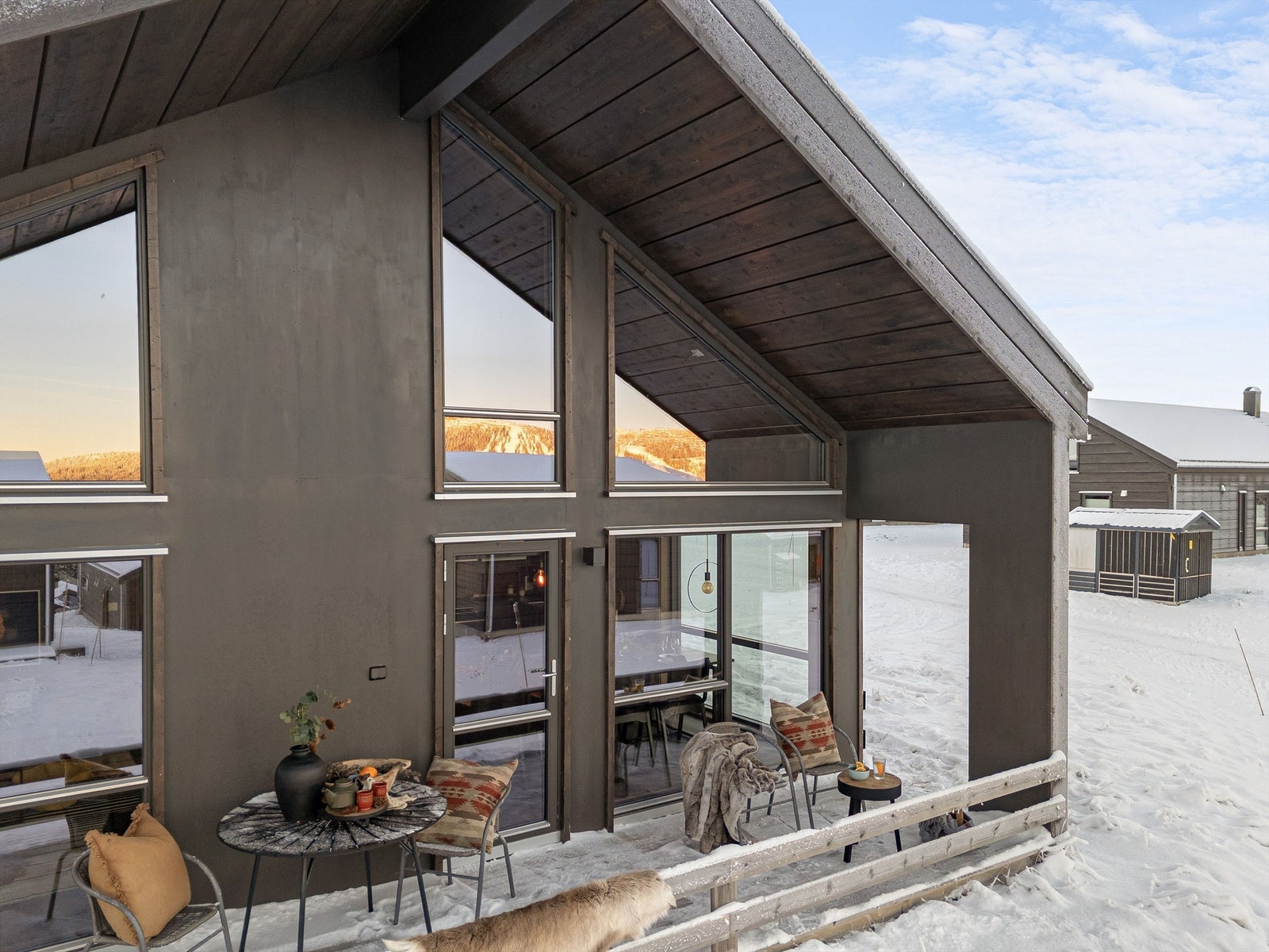 Terrassen er bygget i treverk og følger hyttas moderne formspråk. Galleribilde