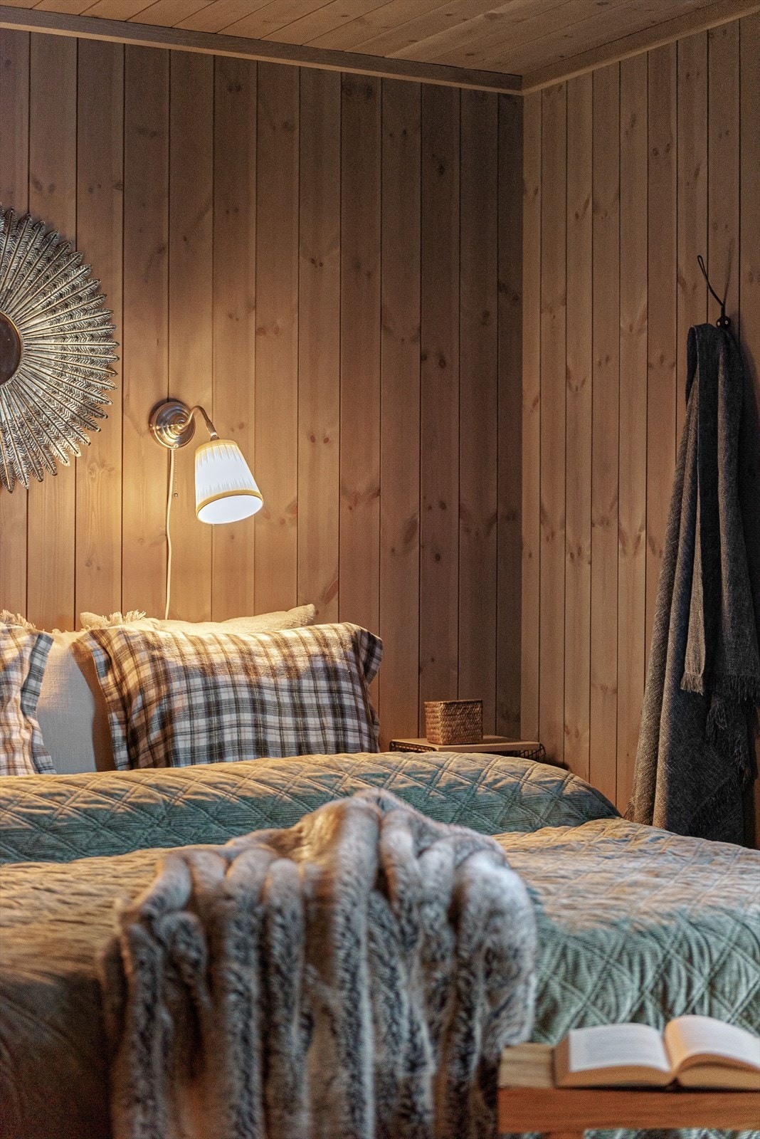 Rommene holder en gjennomgående og pen stil med panel på veggene. Galleribilde