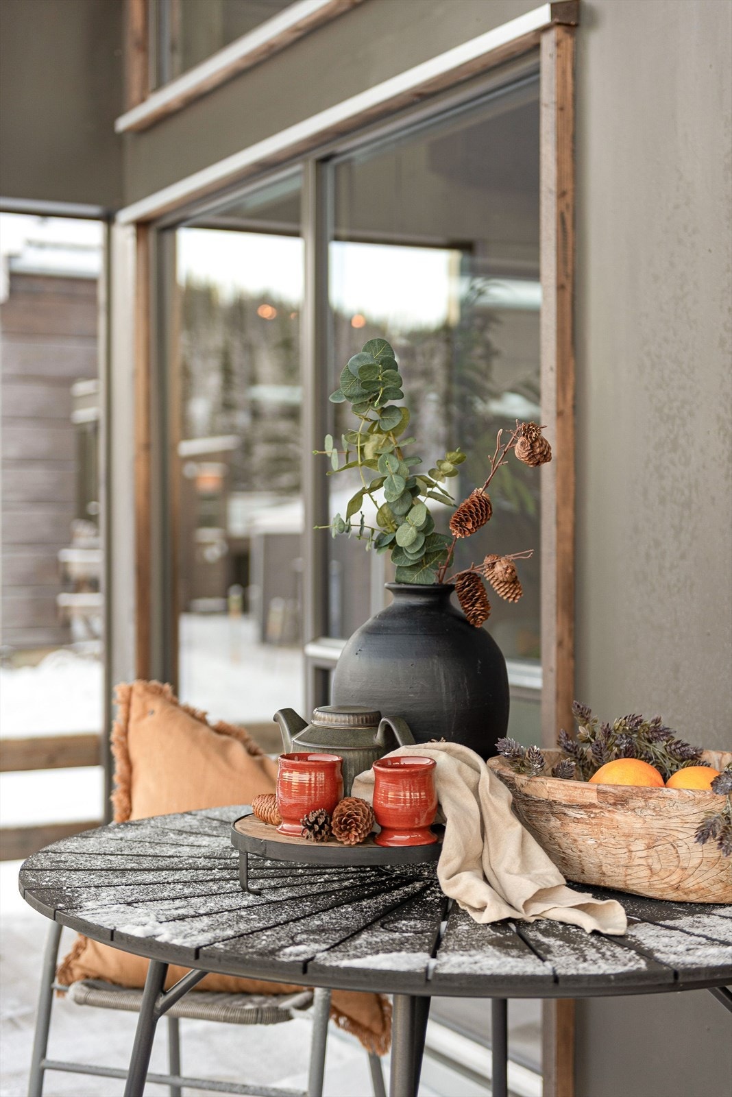 En overbygd del av terrassen gir ly for vær og vind. Galleribilde