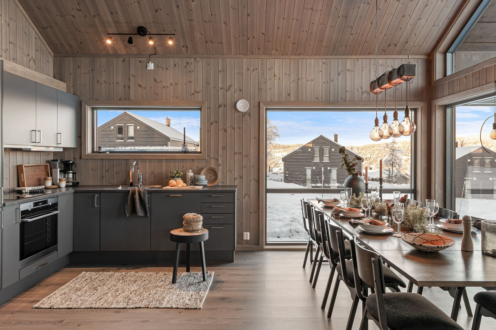 Spisestuen har god plass til langbord og er rammet inn av store vindusflater. Galleribilde