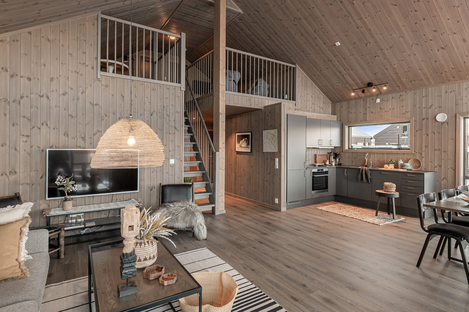 En helhetlig stil med gjennomgående materialvalg preger fritidsboligen. Galleribilde