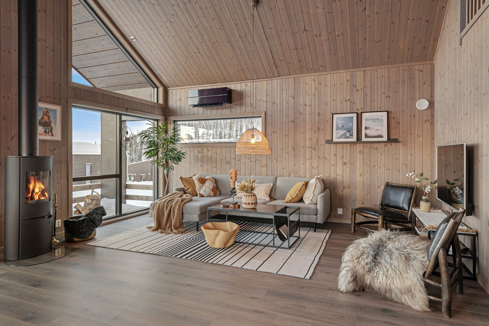 Stuedelen har god plass til en romslig sofagruppe. Galleribilde