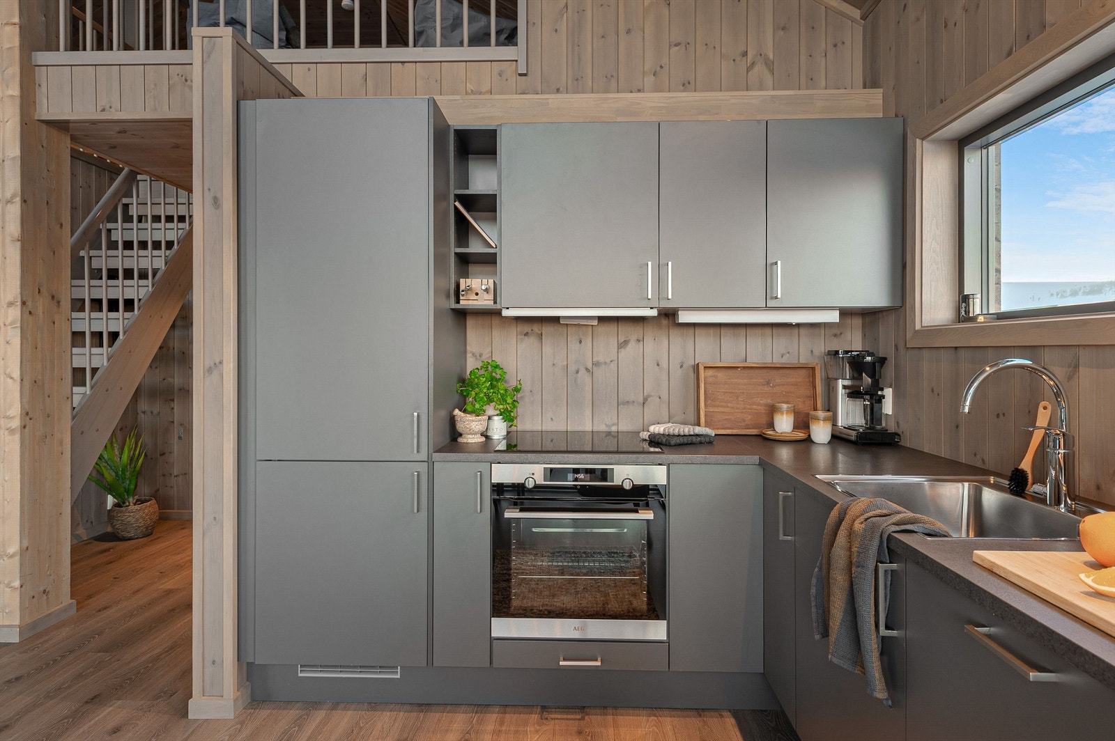 Kjøkkenet er praktisk utformet med god skap- og benkeplass. Galleribilde