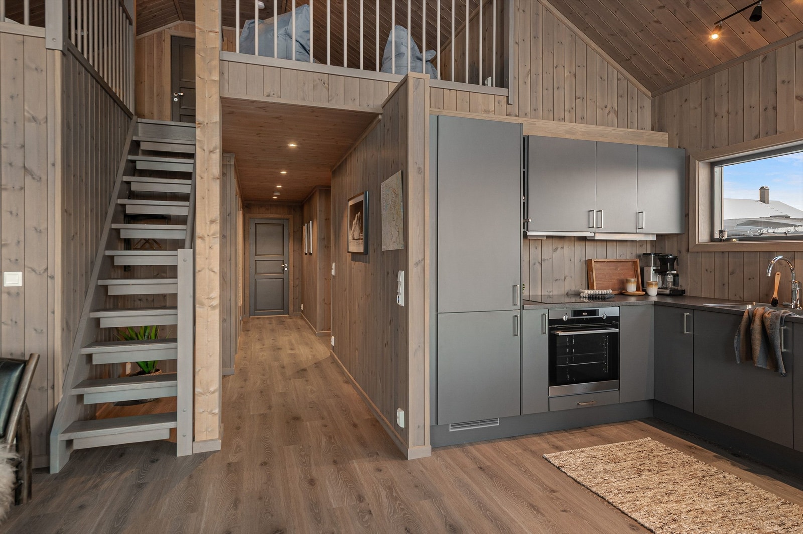 Hytta har et internt bruksareal på 96 m² pluss hems. Galleribilde