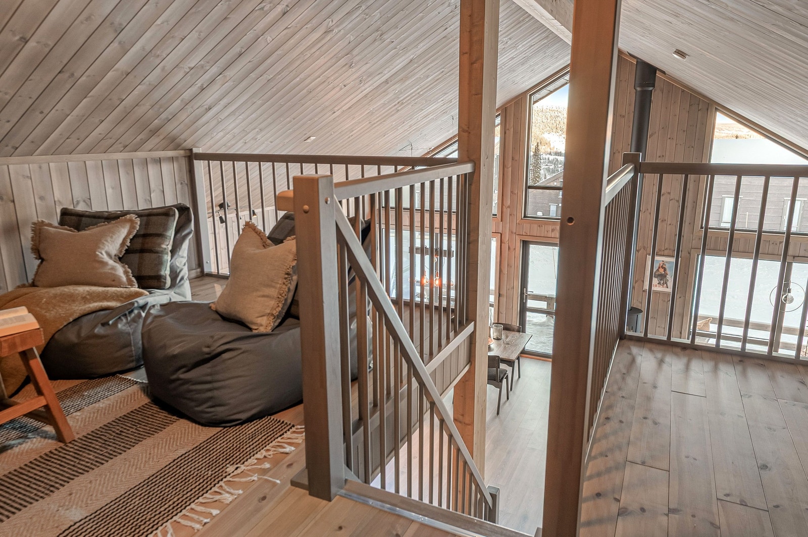 Fra hemsen er det åpen sikt ned mot stue og spisestue. Galleribilde