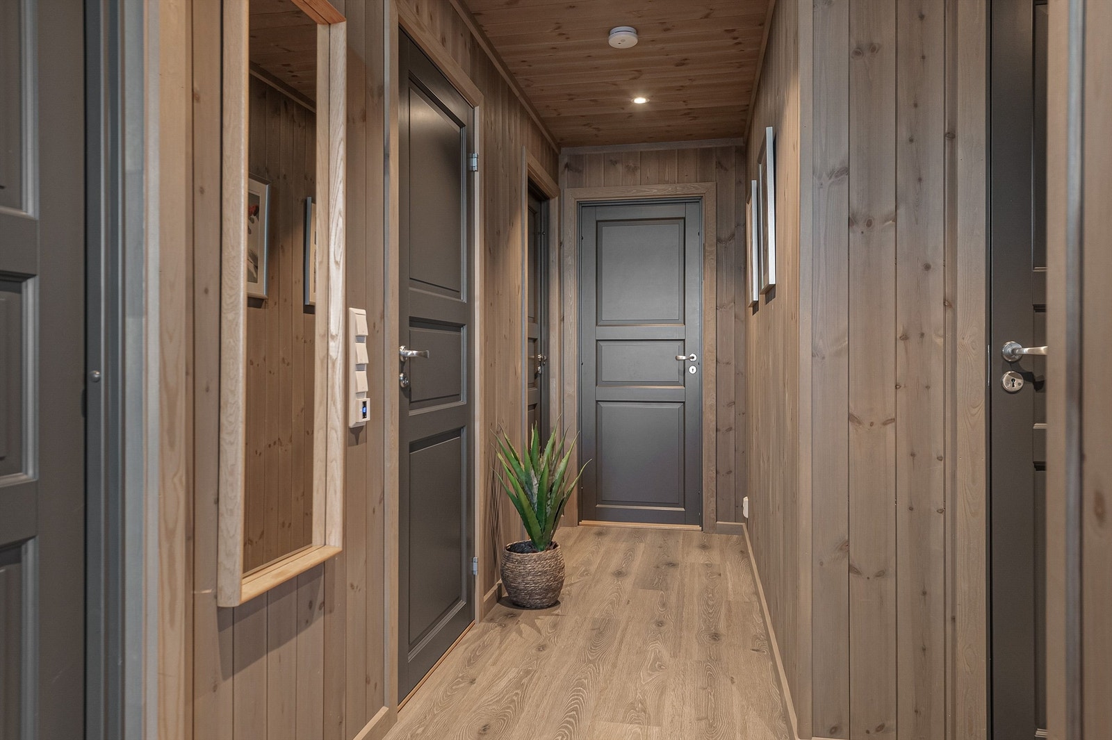 Gangen binder sammen soverommene og badene med resten av hytta. Galleribilde