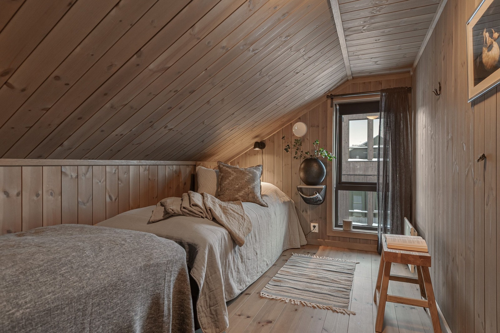 Loftsrom på hemsen. Arealet er ikke måleverdig på grunn av takhøyden. Rommet er ikke godkjent benyttet som soverom. Galleribilde