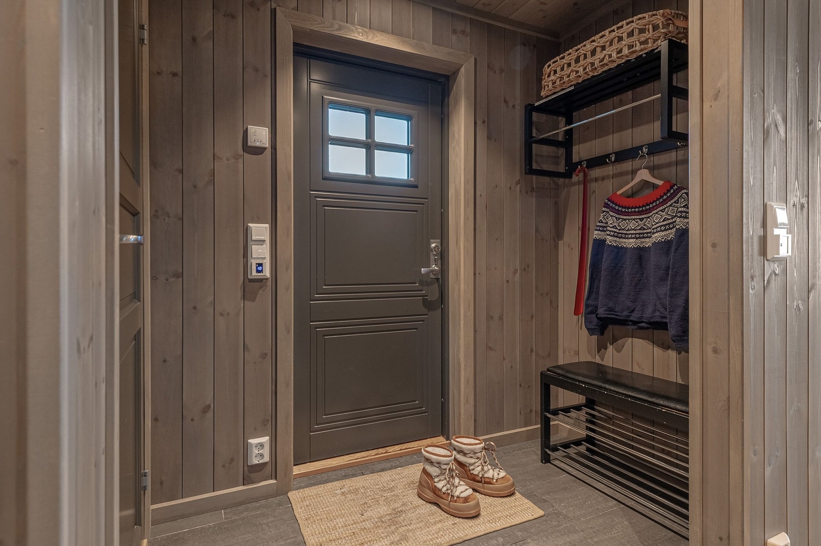 Velkommen inn i en entré med flislagt gulv og plass til å henge fra seg yttertøy. Galleribilde