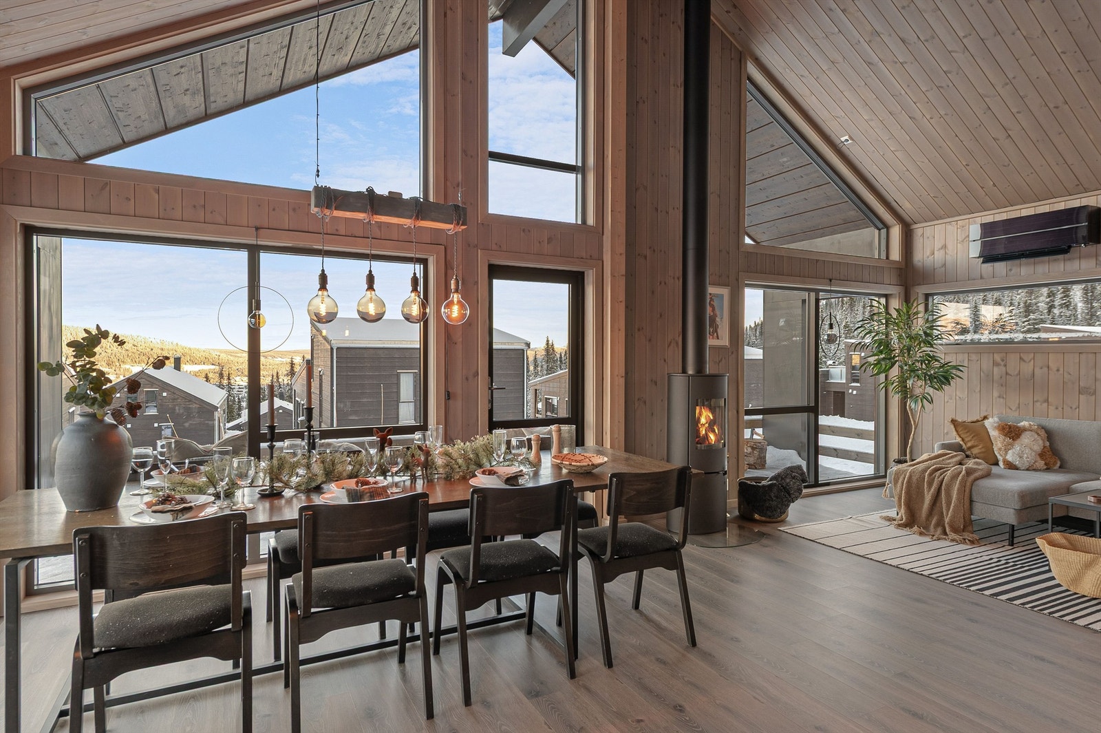 Store vinduer gir rikelig med lys og kobler rommet til fjellandskapet utenfor. Galleribilde