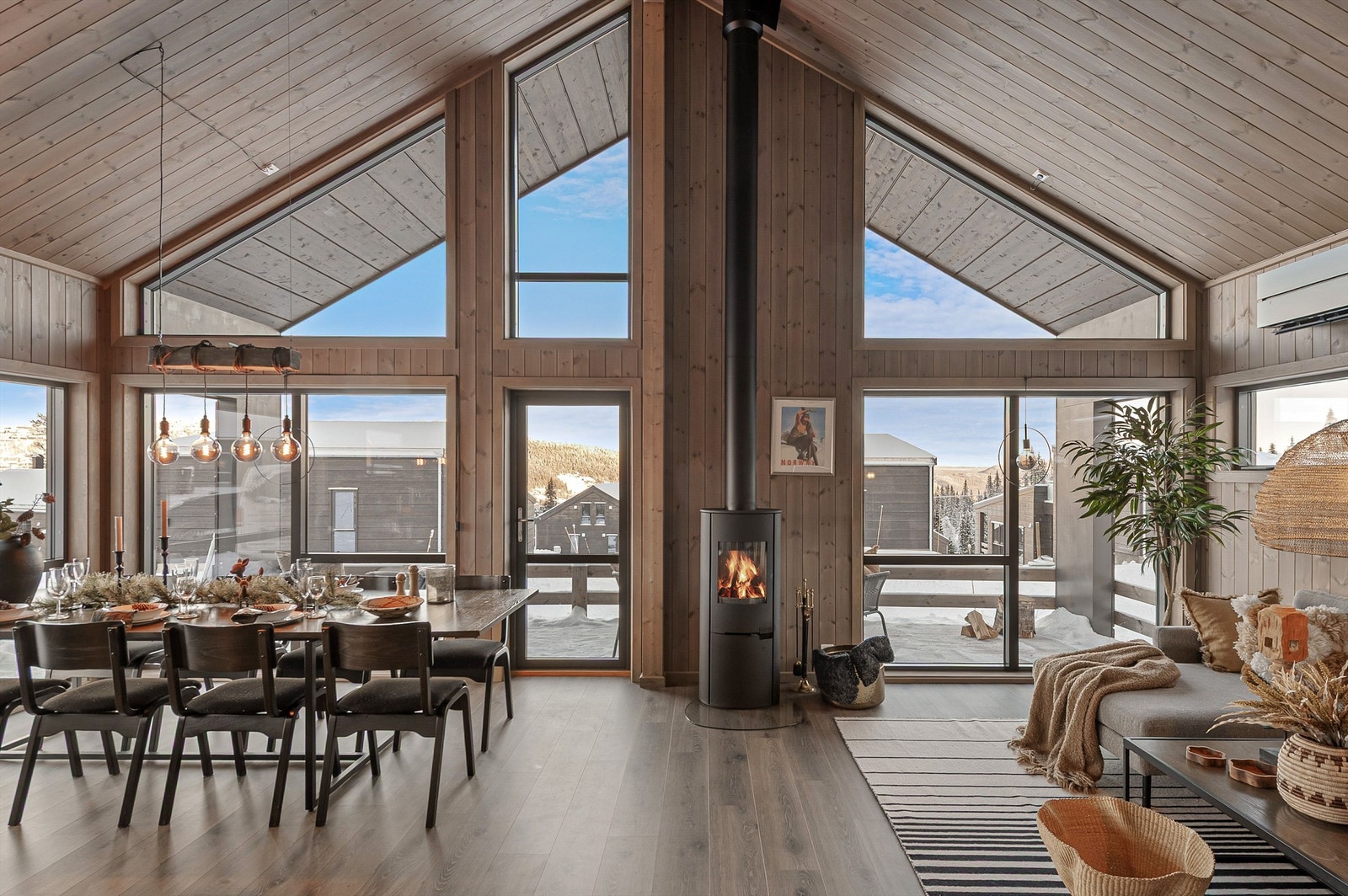 Kjernen i hytta er den åpne sonen som forener stue og kjøkken under en luftig himling. Galleribilde
