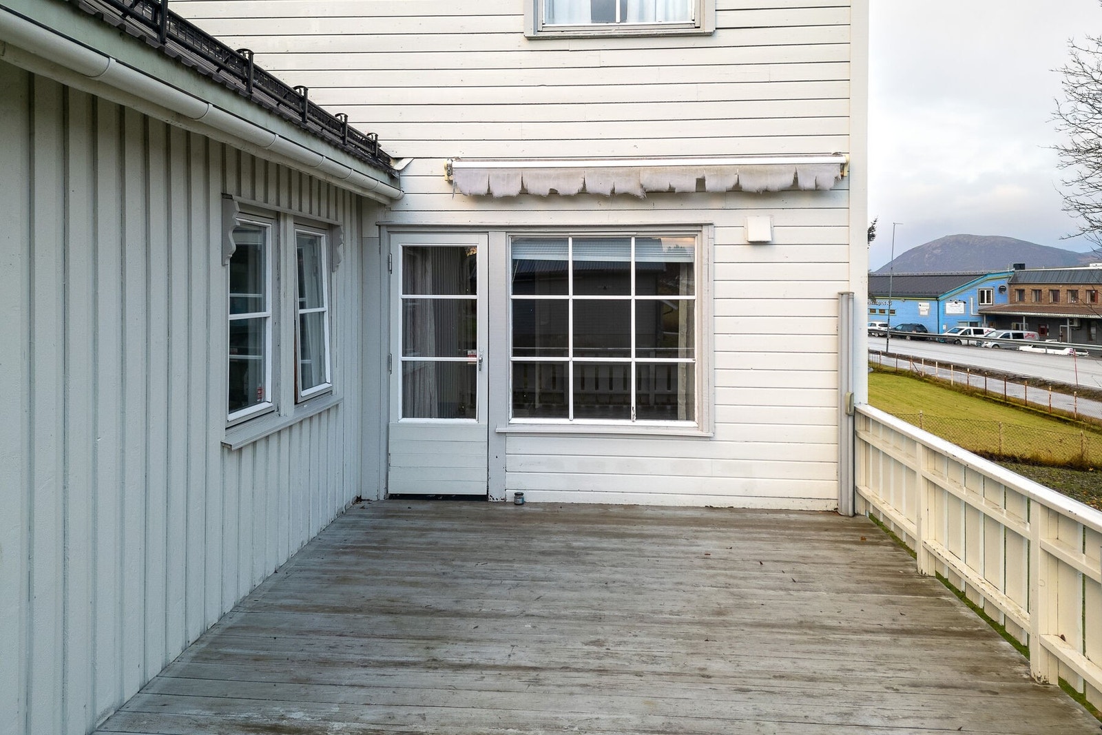 Fra stuen er det utgang til en sørvendt terrasse. Galleribilde