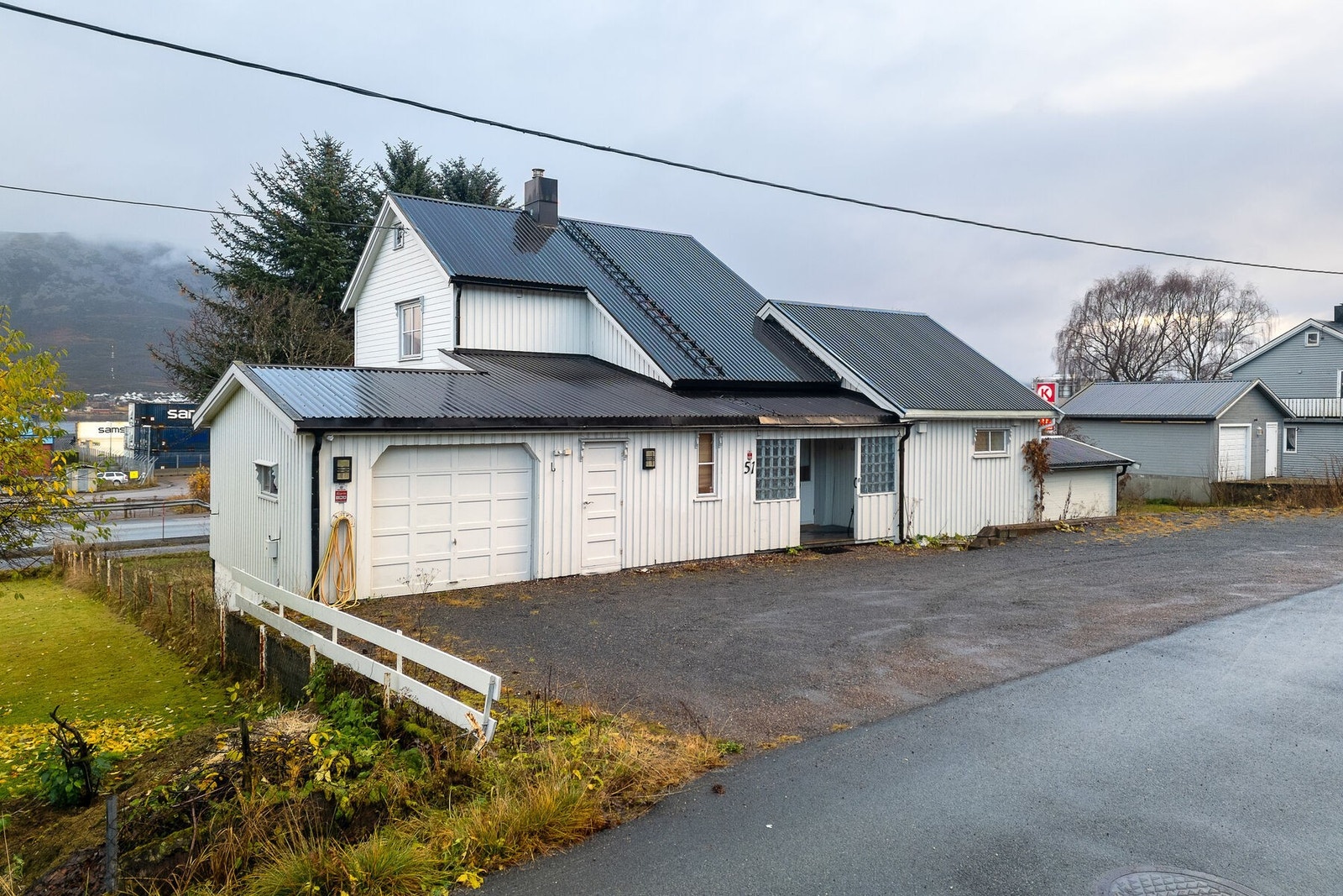 Boligen ble opprinnelig oppført i 1952, og er tilbygd i flere omganger, senest i 1993. Galleribilde