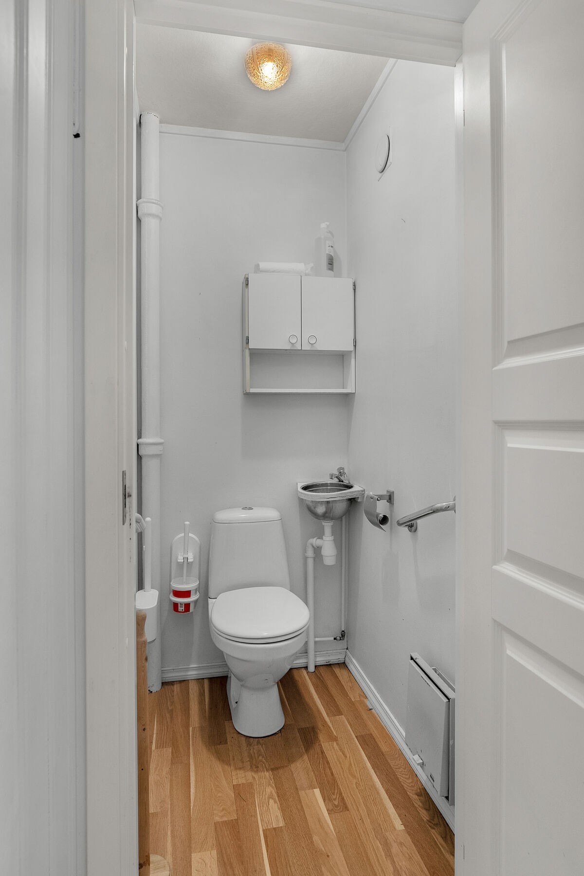 Toalettrom ved gang. Boligen har totalt tre toalettrom - ett i hver etasje. Galleribilde