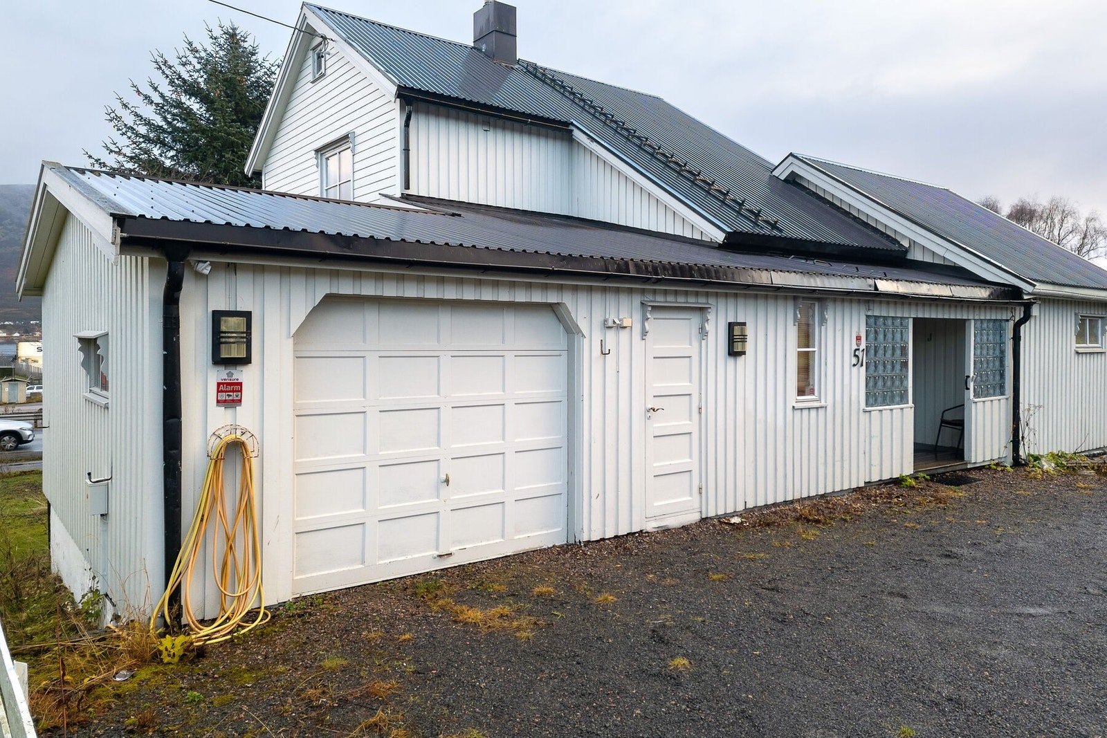 Boligen ble tilbygd med garasje i 1991. Galleribilde