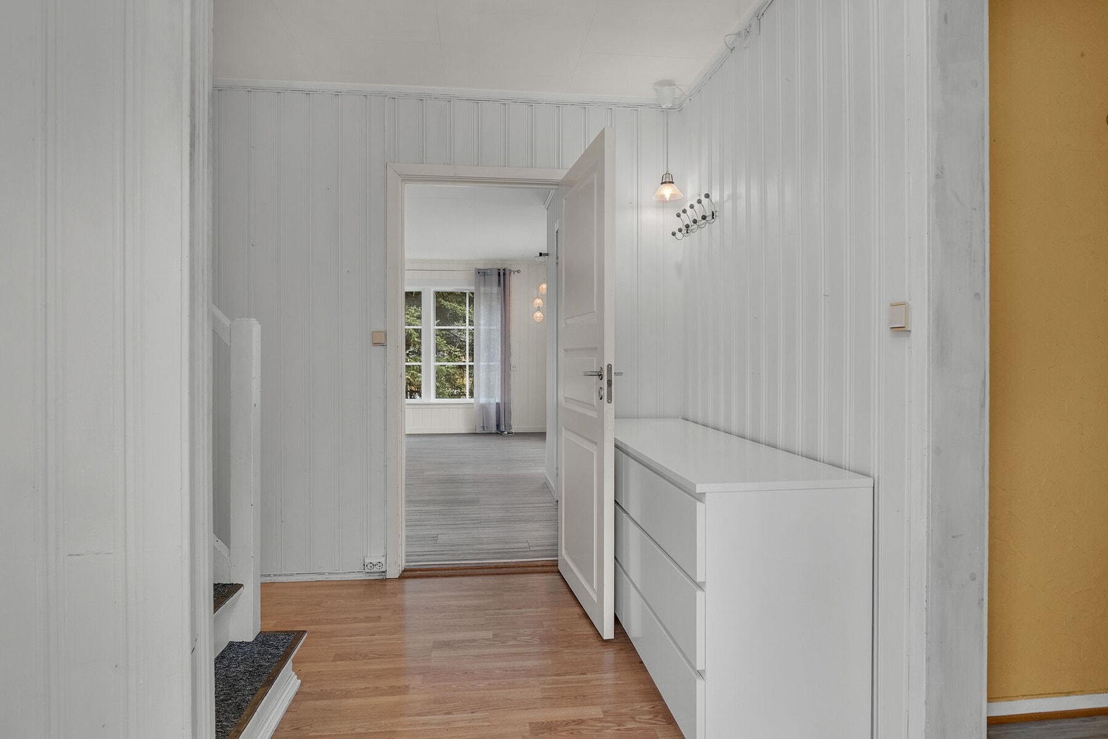 Gangen leder videre inn til stue og kjøkken. Galleribilde