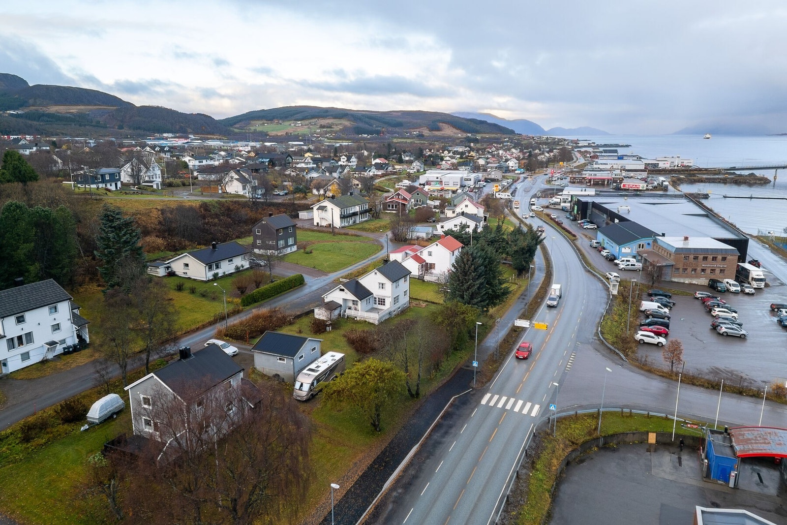 Sentrumsnært boligfelt like nord for Sortland sentrum. Etablert boligområde med gangavstand til skoler, barnehager, idrettsanlegg samt ski- og turterreng. Galleribilde