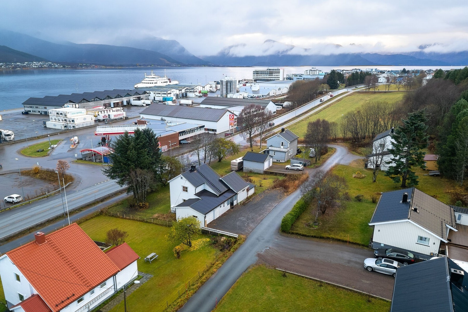 Eiendommen ligger i en blindveg som den har god tilkomst fra og som er uten gjennomgangstrafikk. Eiendommen er bebygget med østvendt enebolig på stor solåpen tomt med morgen- og kveldssol. Galleribilde