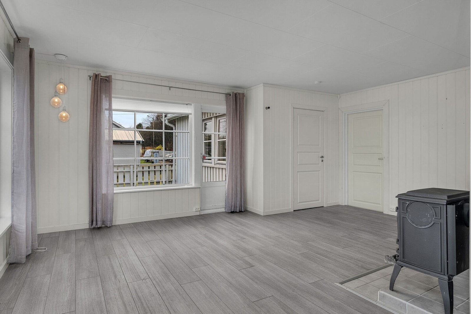 Stuen har tidløse og nøytrale overflater - et godt utgangspunkt for møblering til din egen stil. Galleribilde