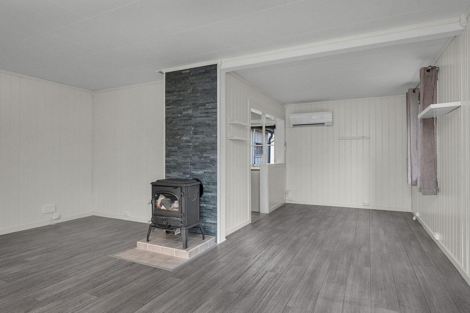 Koselig stue med vedfyring og varmepumpe. For øvrig oppvarmes boligen med elektrisitet. Galleribilde