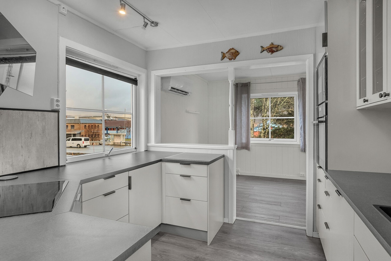 Tidløs og pen kjøkkeninnredning med mye skap- og benkeplass. Galleribilde