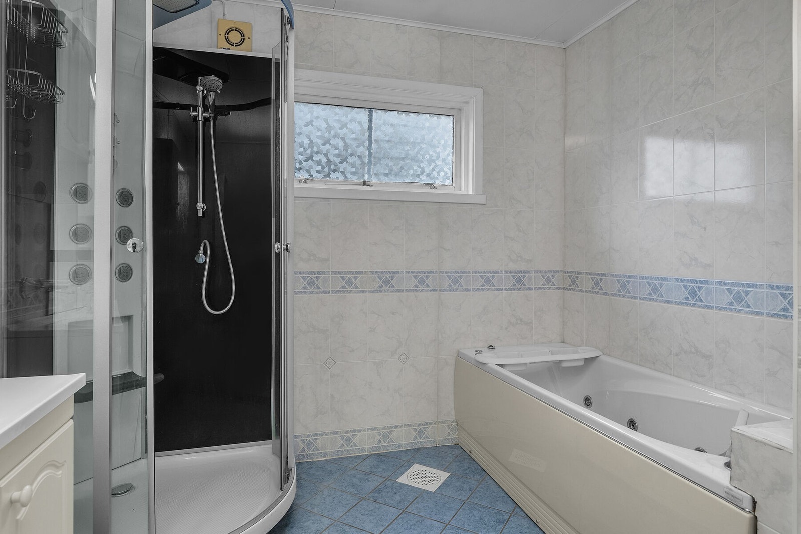 Badet har innredning med servantbeslag, dusjkabinett og badekar. Galleribilde