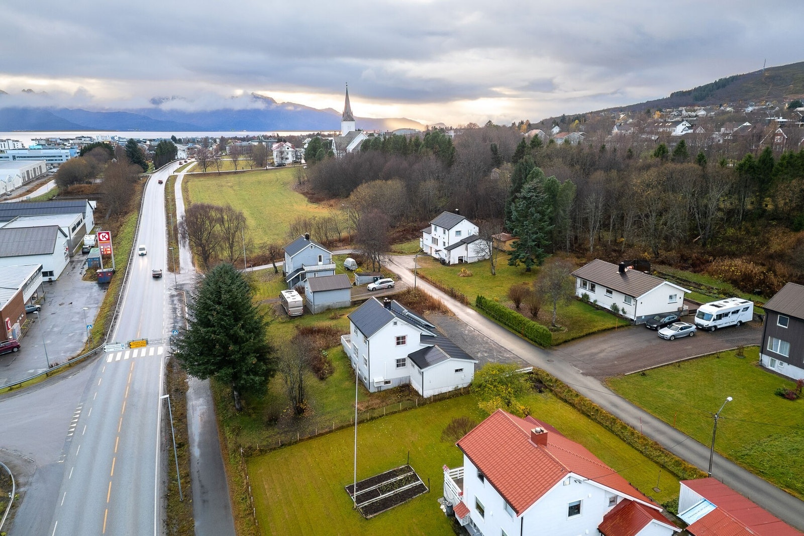 Her bor du meget sentralt til like nord for Sortland sentrum, med kort gangavstand til det meste du trenger i hverdagen. Galleribilde