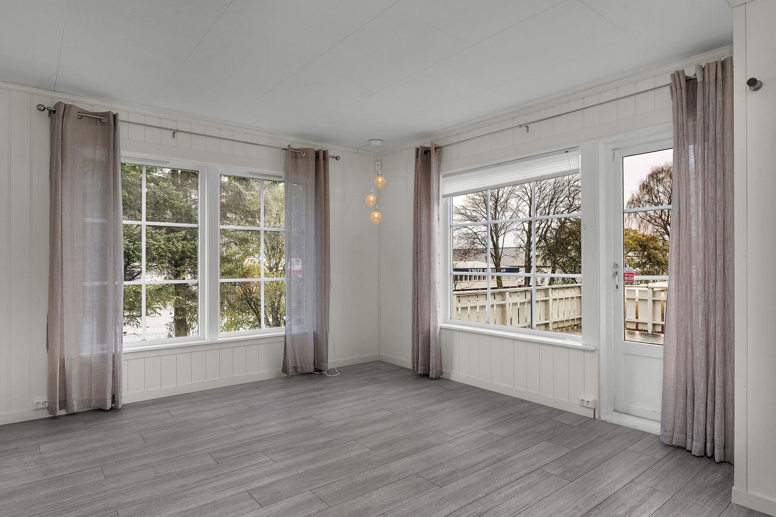 De store vinduene slipper inn rikelig med dagslys i rommet. Herfra er det utgang til en sørvendt terrasse. Galleribilde