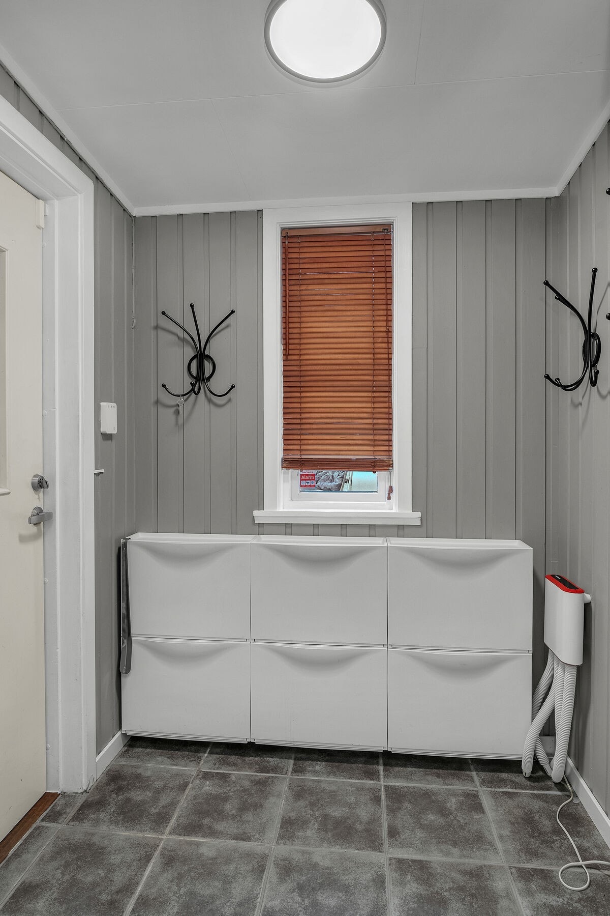 Vindfang med plass til å sette fra seg ytterbekledning og sko. Galleribilde