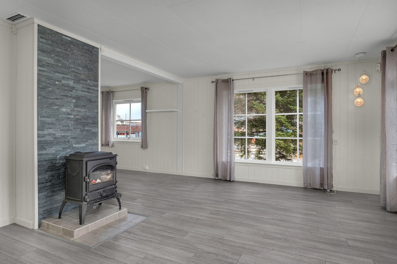 Stuen er romslig, noe som gir plass til flere møbleringssoner som spisestue og sofakrok. Galleribilde