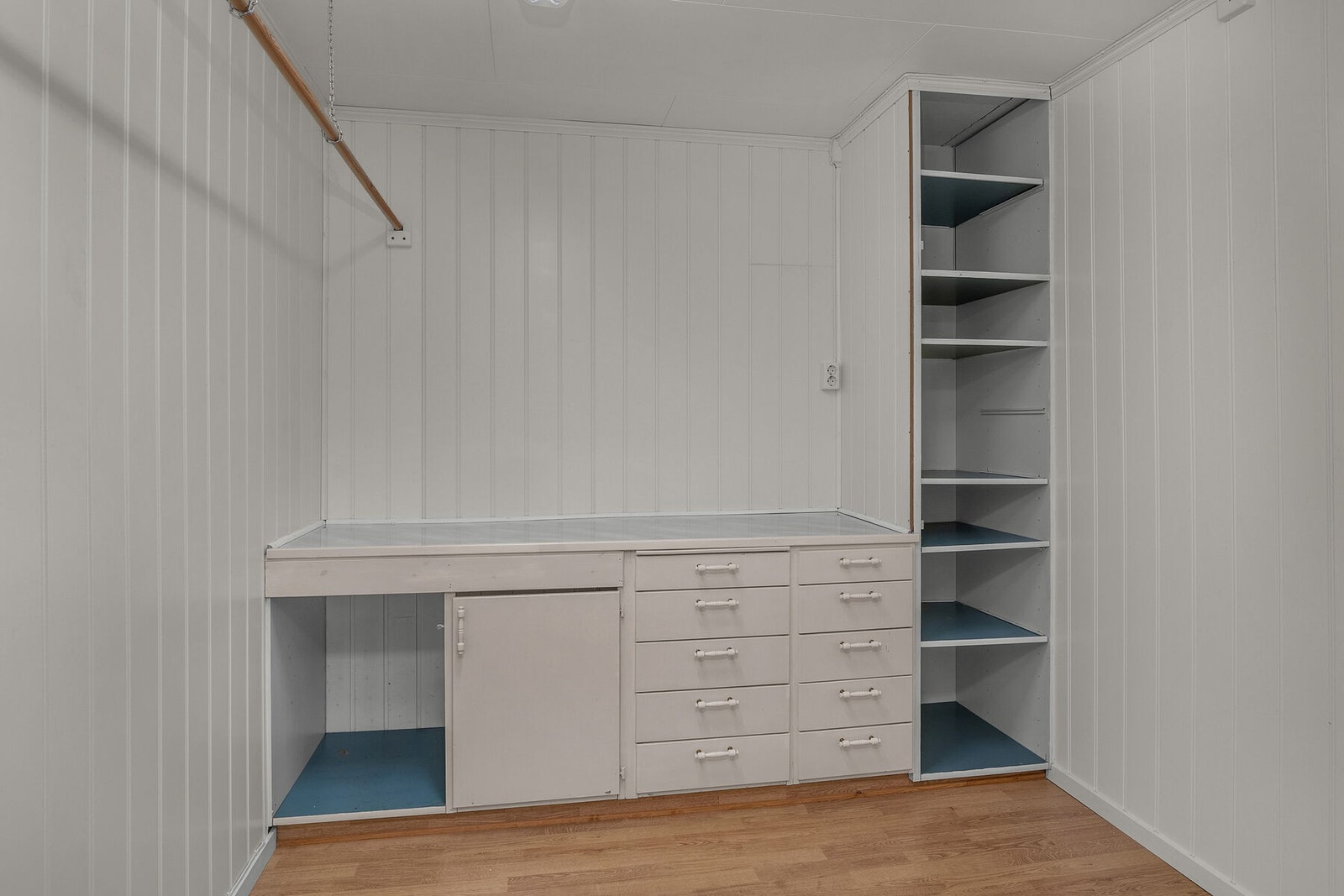 Walk-in-closet tilknyttet soverom 3. Galleribilde