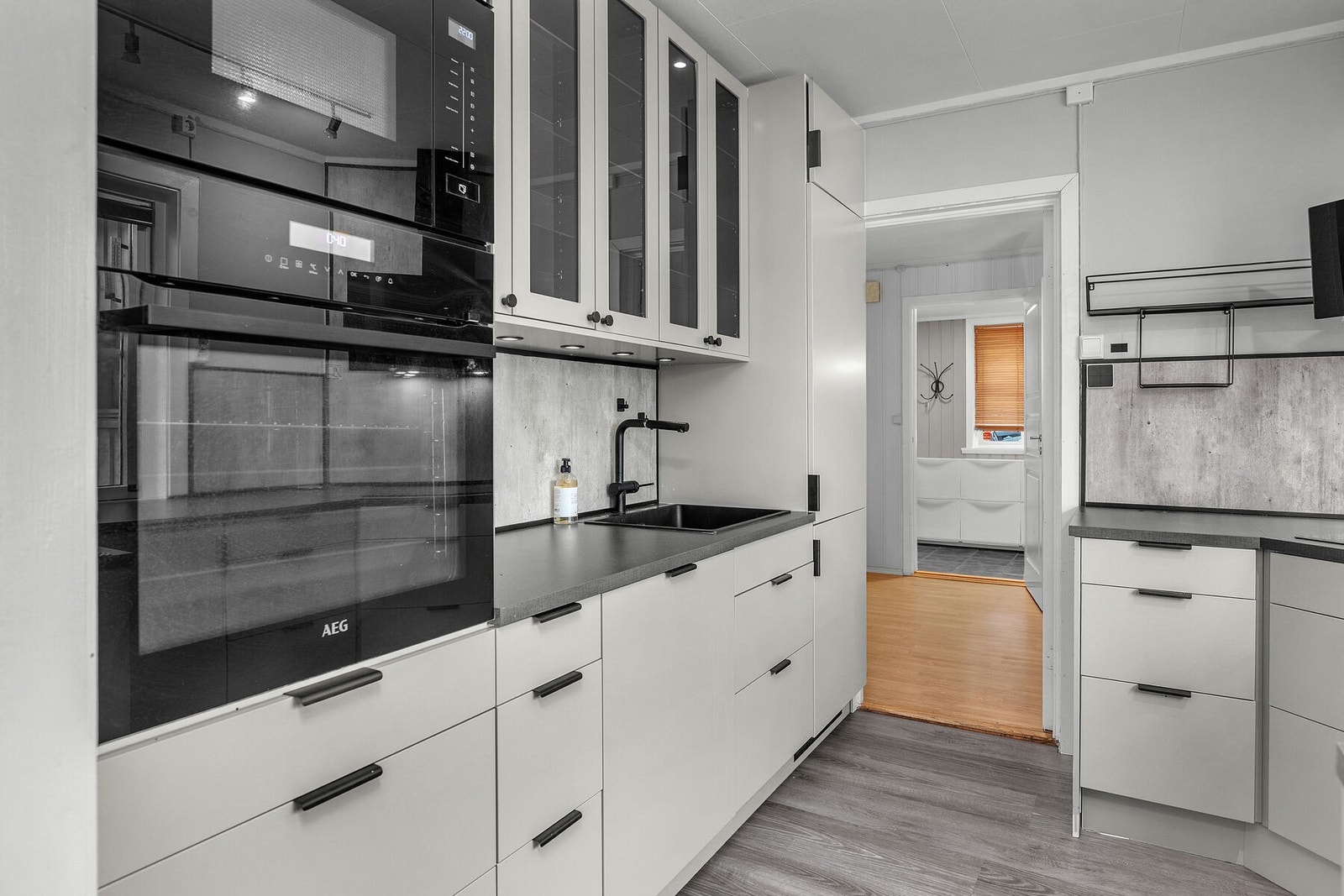 Moderne kjøkken fra 2022 med integrerte hvitevarer. Galleribilde