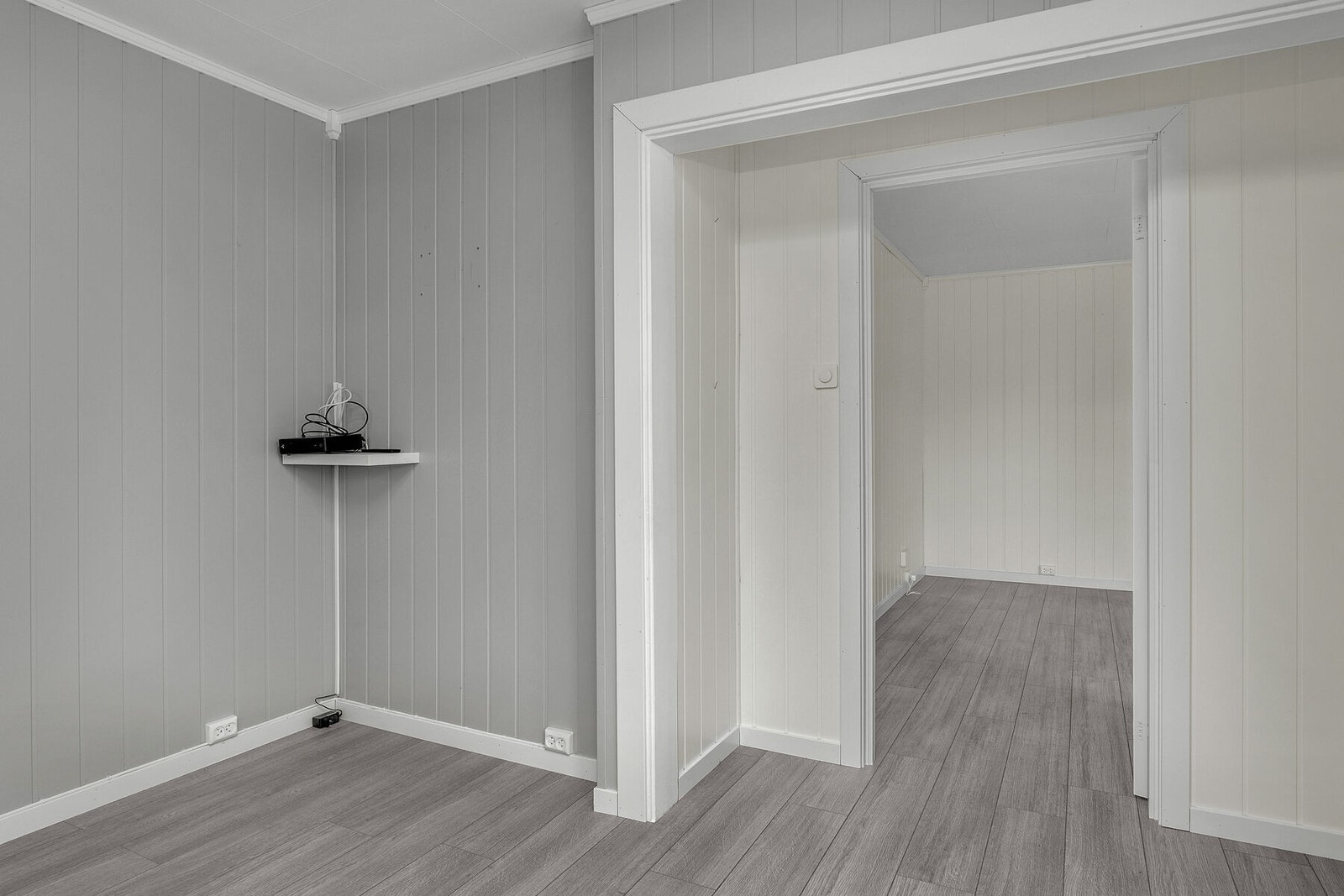 Boligen har totalt fire soverom, hvor tre av disse er godkjent. Det første soverommet ligger i 1. etasje og har adkomst fra stuen. Galleribilde