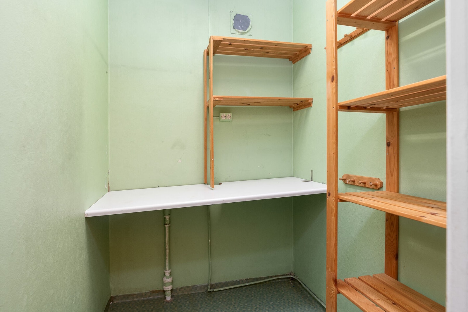 Separat vaskerom i 1. etasje fra 1977 med benkeplate og opplegg for vaskemaskin. Galleribilde