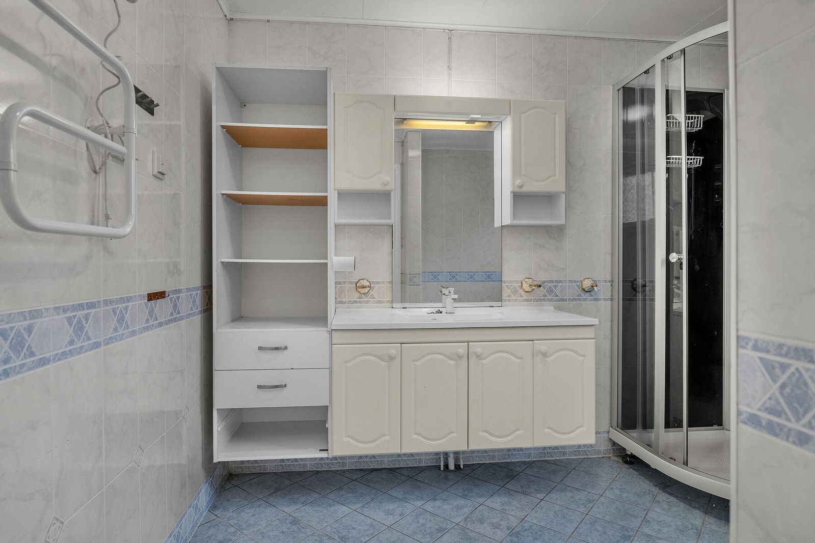 Badet i 1. etasje har flislagt gulv med elektriske varmekabler. Galleribilde