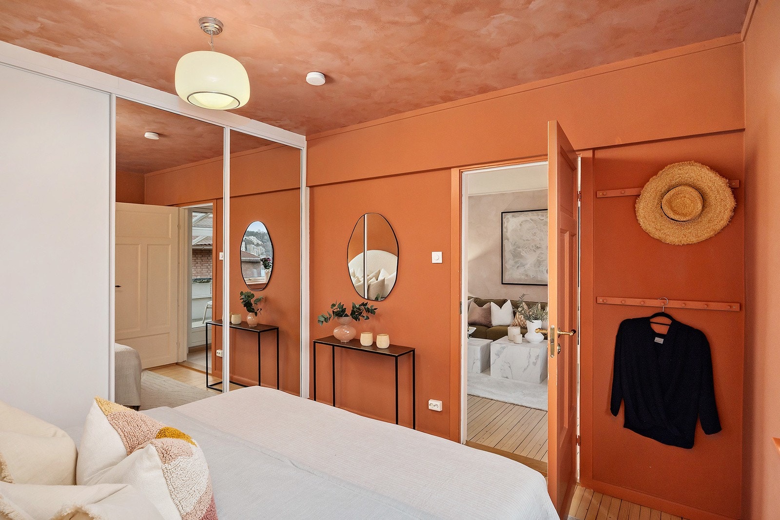 Soverom med garderobeskap fra 2017. Det er også et kott inni garderobeskapet Galleribilde