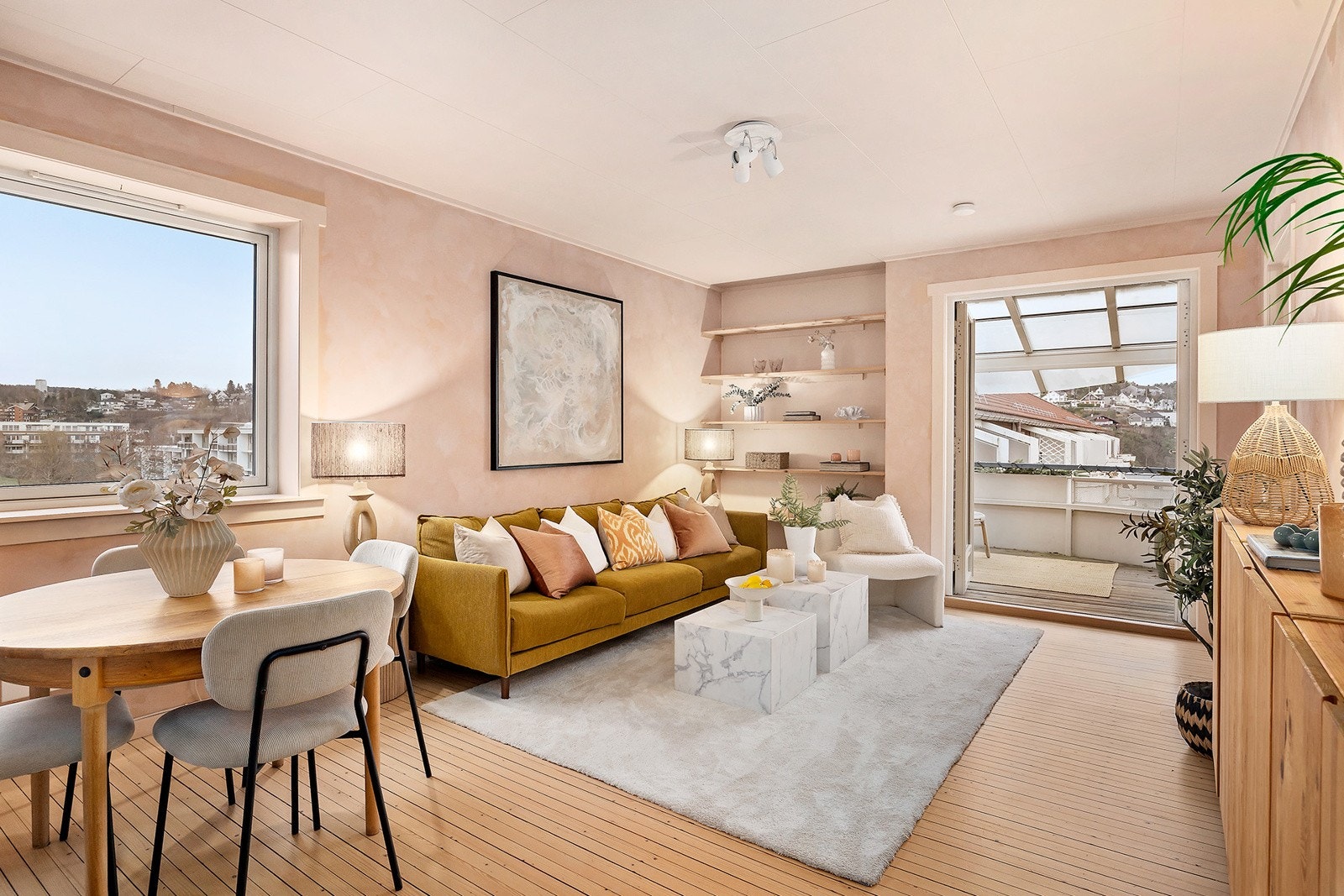 Endeleilighet i toppetasje med vindu på gavlvegg med flott åpen utsikt. Galleribilde