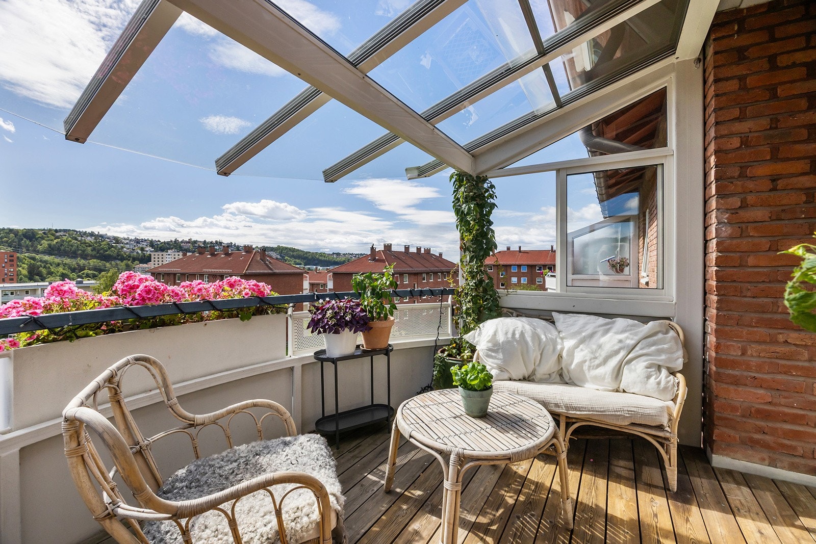 Solrik sydvendt balkong med glasstak. Glasstaket er skyvbart. Galleribilde