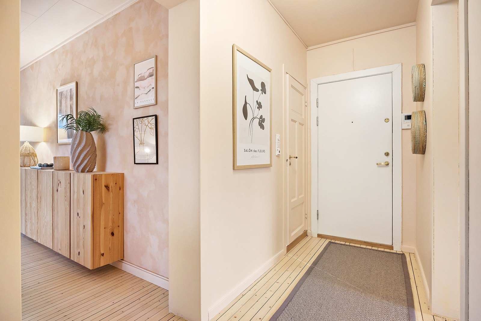 Gjennomgående originale tregulv i alle rom, fliser på bad. Plassbygget garderobeskap Galleribilde