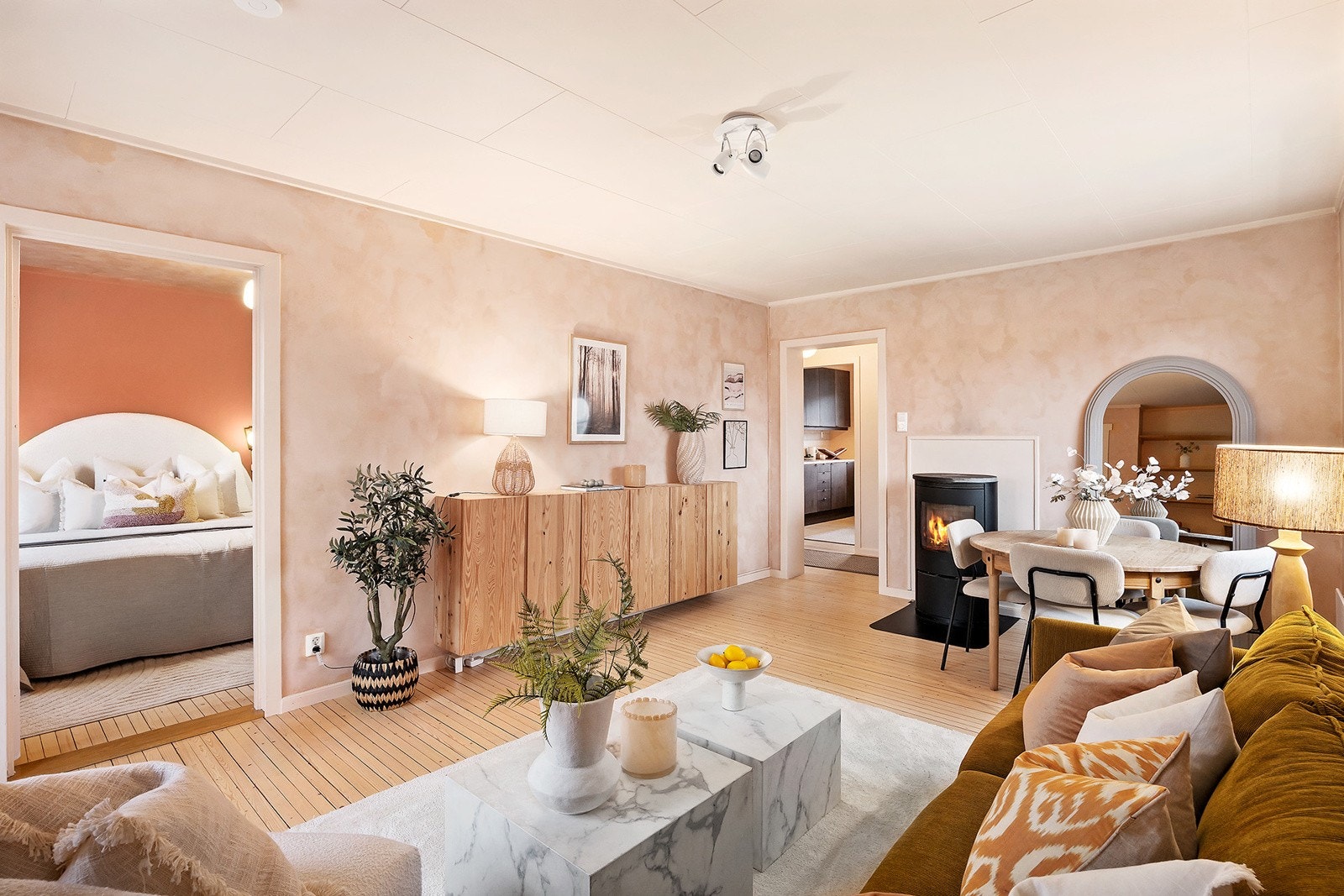 Stue med god plass til sofagruppe og spiseborad Galleribilde